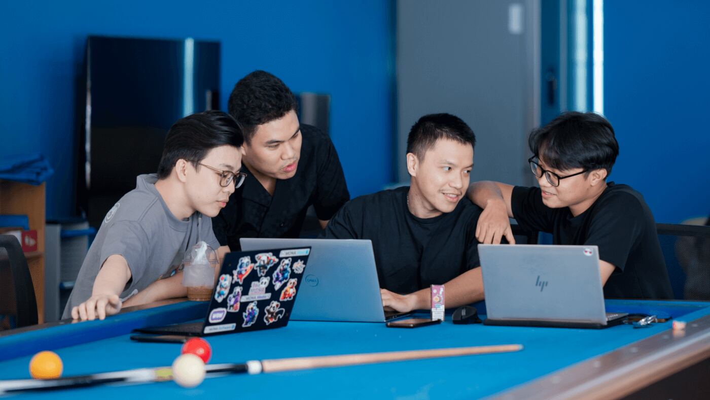 Lập trình viên MONA cùng nhau thảo luận code bên bàn bida văn phòng