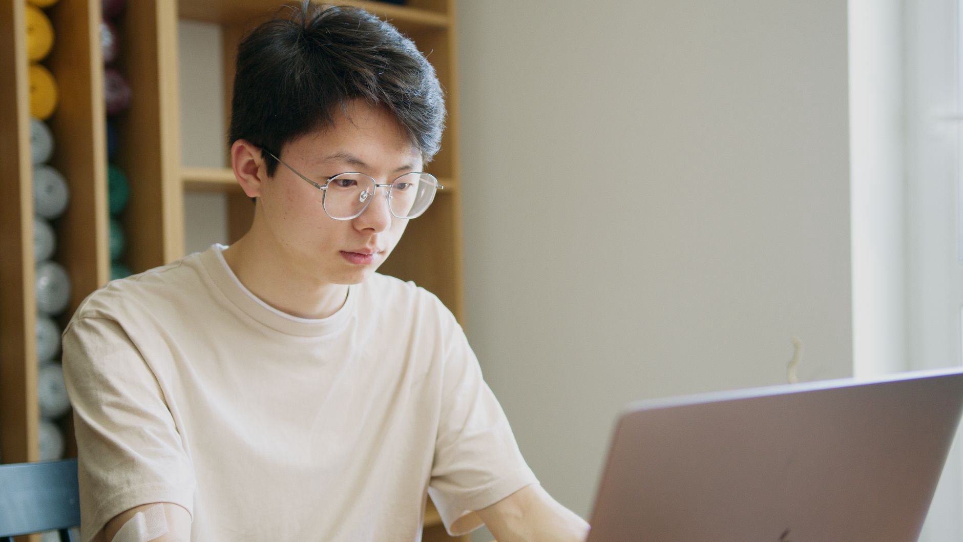 Trang bị thiết bị điện tử tốt giúp du học sinh học tập hiệu quả hơn nơi xứ người