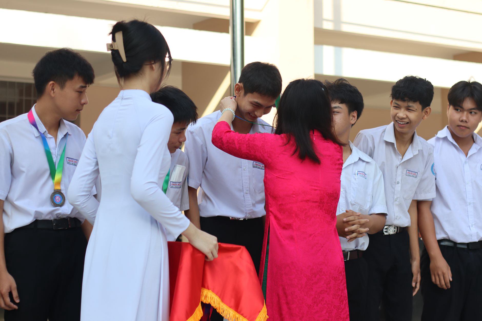 Nhiều sinh viên bỡ ngỡ khi lần đầu tiếp xúc với vật tư thực hành chuyên ngành